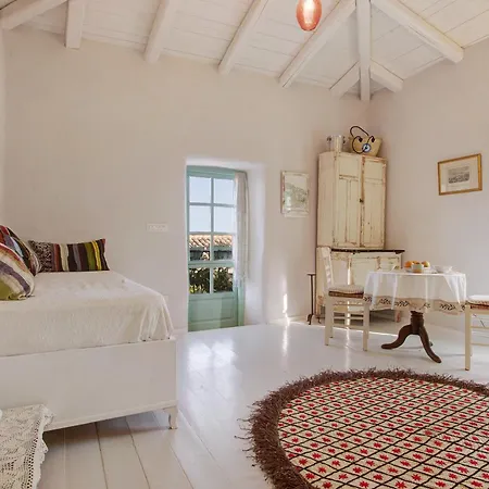 Vakantiehuis Sira Stonehouse Lll *